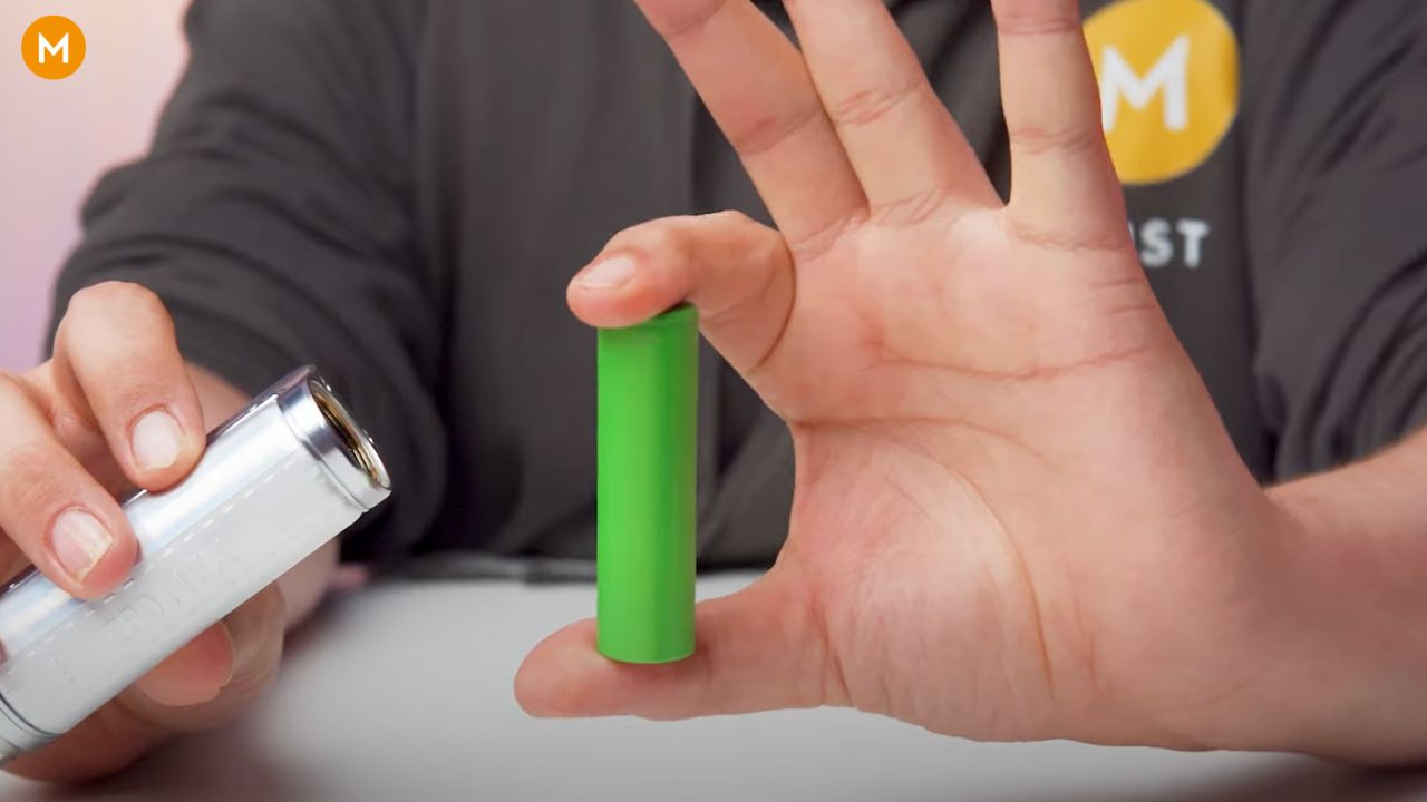 Photo showing the replaceable battery of the Coolfire Z80 NEX mod