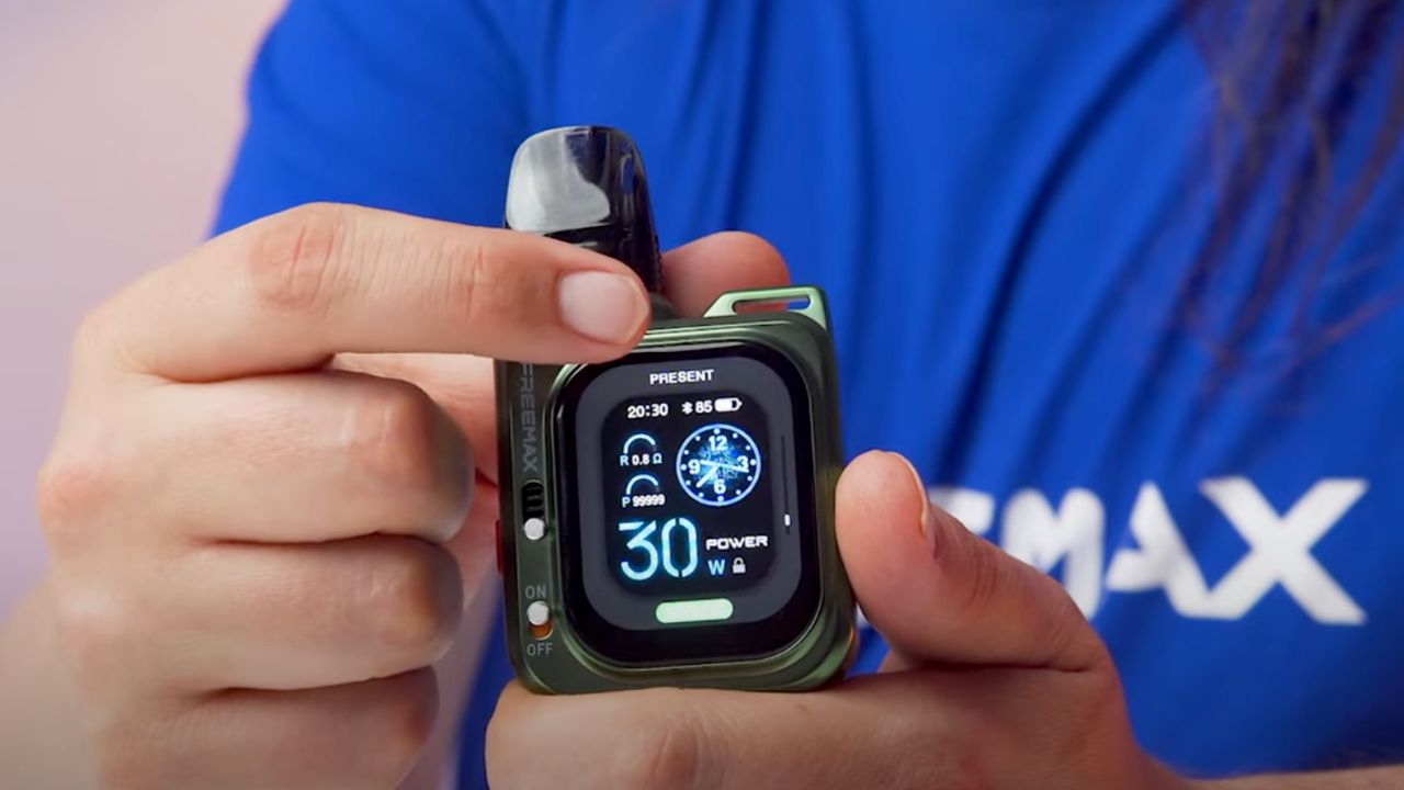 A person holding a Rexa Smart pod vape